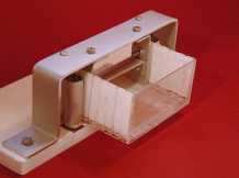 halb herausgezogener Rollkasten mit Aufrollmechanismus